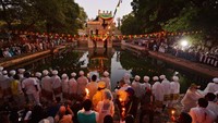 Terlihat para kerumunan mengelilingi kolam, melihat dan menunggu pastur selesai berdoa (CNN Travel)