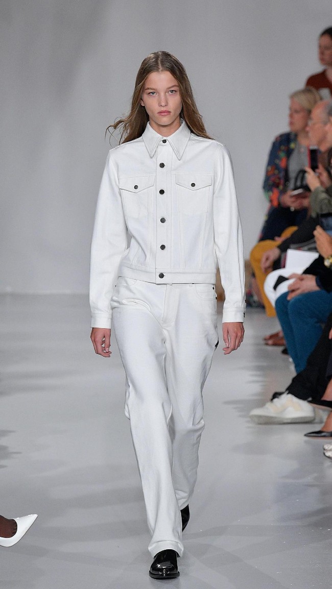 A model walks the runway for Calvin Klein Collection fashion show during New York Fashion Week  on September 7, 2017 in New York City.  (Photo by Slaven Vlasic/Getty Images)