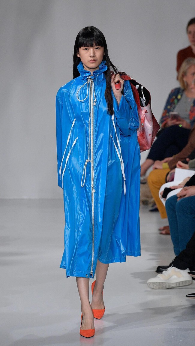 A model walks the runway for Calvin Klein Collection fashion show during New York Fashion Week  on September 7, 2017 in New York City.  (Photo by Slaven Vlasic/Getty Images)