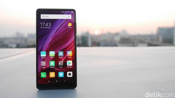Ponsel layar penuh Mi Mix 2 adalah sebuah ponsel dengan layar 5,99 inch yang punya resolusi 2.160 x 1.080 pixel. Foto: detikINET/Anggoro Suryo Jati
