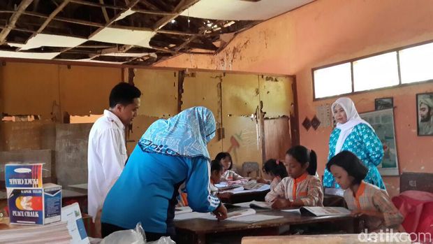 Atap kelas SDN Darsono 1 Jember nyaris roboh/