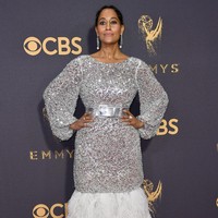 Tracee Ellis Ross mungkin memakai salah satu koleksi dari brand ternama sekelas Chanel, namun gaun dengan lengan puff penuh sequin perak itu tak sesuai untuk bentuk badannya. Selain itu kakinya juga terlihat pendek karena bagian bulu dari lutut. Foto: Dok. Getty Images
