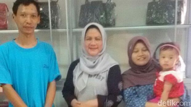 Iriana berfoto dengan Wawan Purnomo dan keluarganya. 