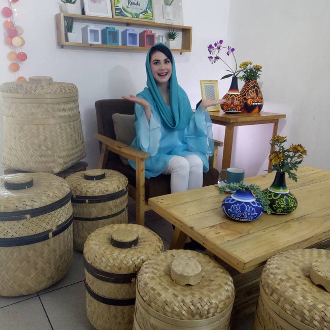 Arumi Bachsin tampil dengan kerudung kuning cerah ketika foto bersama sang suami, Emil Dardak. Foto: Dok. Instagram @arumi_arumi_94