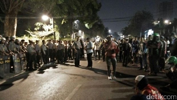 Polisi bersiaga mengamankan lokasi
