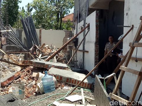 Tembok rumah yang direnovasi roboh/