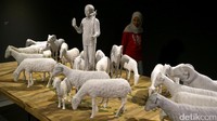 Pengunjung di depan salah satu patung  di pameran Trienal Seni Patung Indonesia #3. 