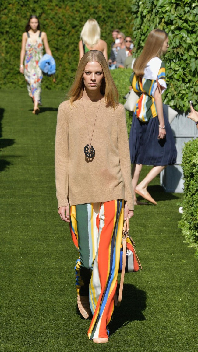 A model walks the runway during the Tory Burch Spring Summer 2018 Fashion Show at Cooper Hewitt, Smithsonian Design Museum on September 8, 2017 in New York City.  (Photo by Slaven Vlasic/Getty Images for Tory Burch)