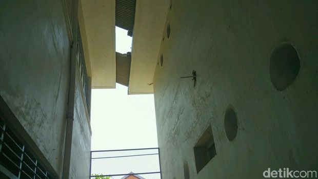 Plafon gedung yang ambrol.