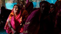 Para wanita memulai kelas dengan doa dan kemudian mereka akan memulai pelajaran mereka dengan menulis di papan tulis untuk berlatih (Danish Siddiqui/Reuters)