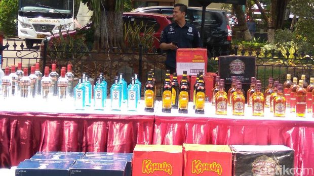 Penyelundupan 5 kontainer miras ilegal digagalkan.