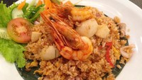 Meskipun tanpa telur, nasi goreng dengan paduan seafood, ikan asin atau daging ayam dan bakso, cukup memberi asupan protein. Apalagi ditambah dengan sayuran, nasi goreng makin lengkap nutrisinya.Foto: dok. detikFood