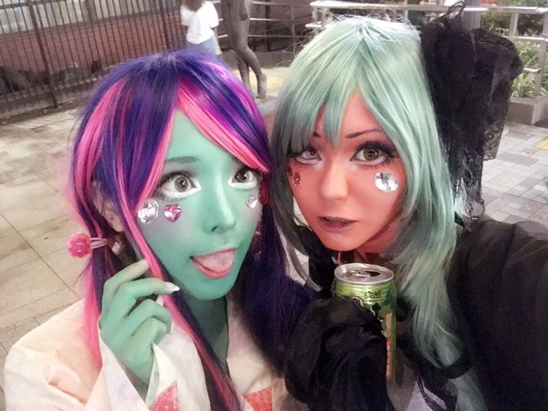 Aksi Miyako dan temannya ini boleh dibilang lebih heboh dari cosplay. Selain memakai atribut anime, warna kulit pun diwarnai mencolok (@miyakocore/Twitter) Aksi Miyako dan temannya ini boleh dibilang lebih heboh dari cosplay. Selain memakai atribut anime, warna kulit pun diwarnai mencolok (@miyakocore/Twitter)