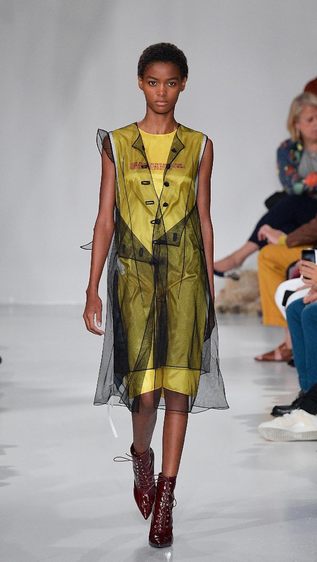 A model walks the runway for Calvin Klein Collection fashion show during New York Fashion Week  on September 7, 2017 in New York City.  (Photo by Slaven Vlasic/Getty Images)