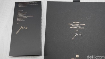 Ada dua tanda tangan CEO Xiaomi Lei Jun dalam paket penjualan Mi Mix 2. Foto: detikINET/Anggoro Suryo Jati