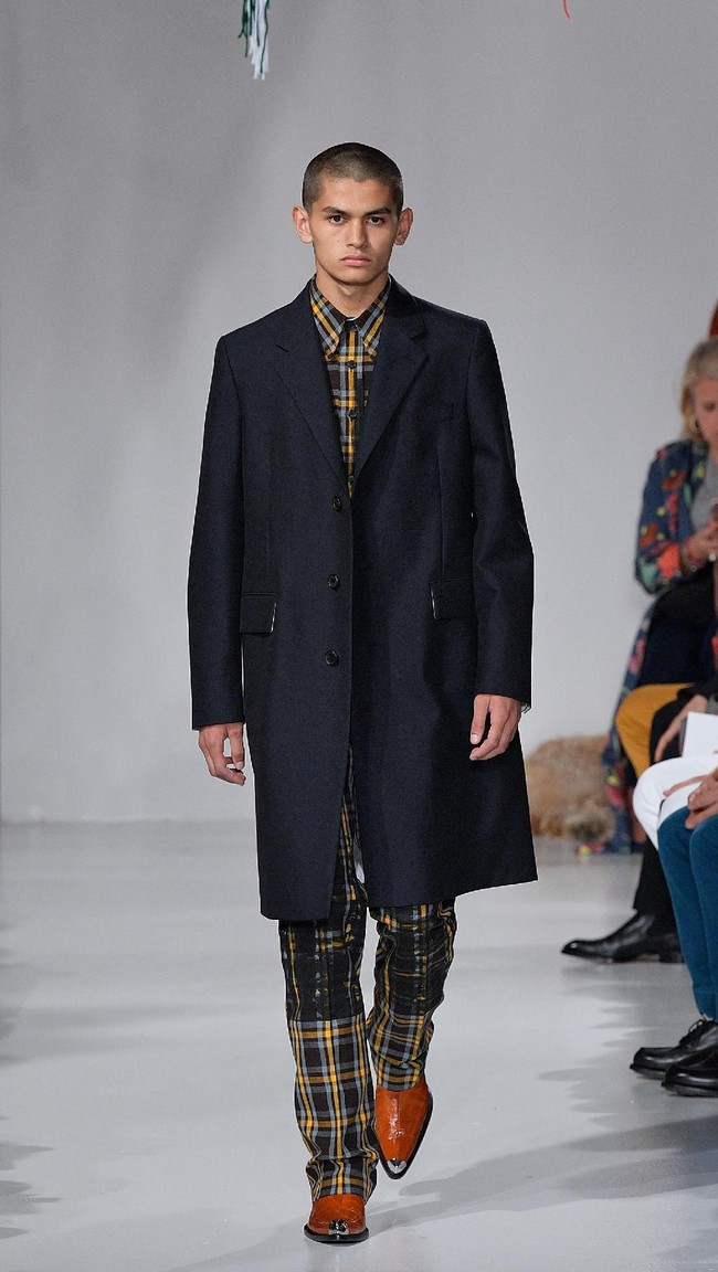 A model walks the runway for Calvin Klein Collection fashion show during New York Fashion Week  on September 7, 2017 in New York City.  (Photo by Slaven Vlasic/Getty Images)