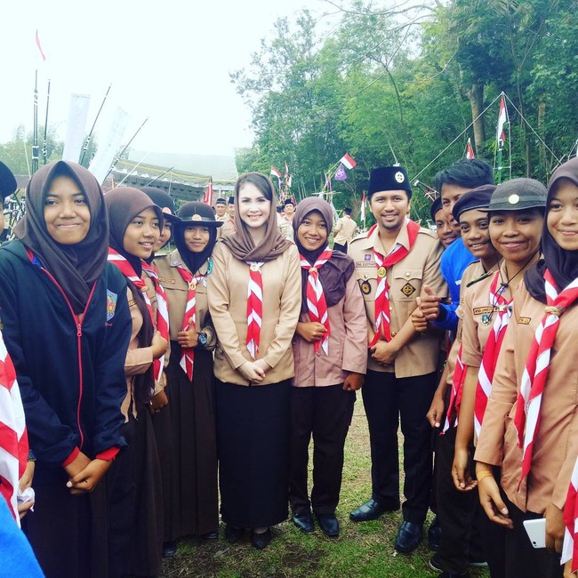 Bagaimana penampilan Arumi Bachsin ketika pakai baju pramuka? Tak lupa ia juga mengenakan kerudung warna cokelat yang senada seperti bajunya. Foto: Dok. Instagram @arumi_arumi_94