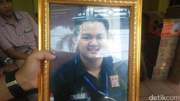 Achmad Nasir Asadi ayah kandung Eko, mahasiswa UGM yang jatuh dari atap menunjukkan foto saat liburan terakhir.