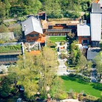 Fitur menarik lainnya adalah layar komputer yang memenuhi hampir setiap sudut ruangan. Layar tersebut berfungsi sebagai hiasan untuk menampilkan lukisan mahakarya seniman ternama dunia. Gambarnya bisa diganti sesuai keinginan. Untuk instalasi tersebut saja, Bill merogoh kocek hingga US$ 80 ribu atau Rp 1,1 miliar. (Foto: istimewa)