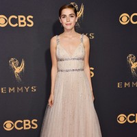 Kiernan Shipka tampil cantik dengan gaun Miu Miu bersiluet ala Dewi Yunani. Bagian strap semakin memikat dengan hiasan payet dan manik, pun pada bagian rok tulle yang menyelimutinya. Foto: Dok. Getty Images