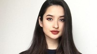 Saat bergaya tanpa kacamata, dara yang akrab disapa Meni itu terlihat seperti Raline Shah. (Dok. Instagram/stephaniepoetri)