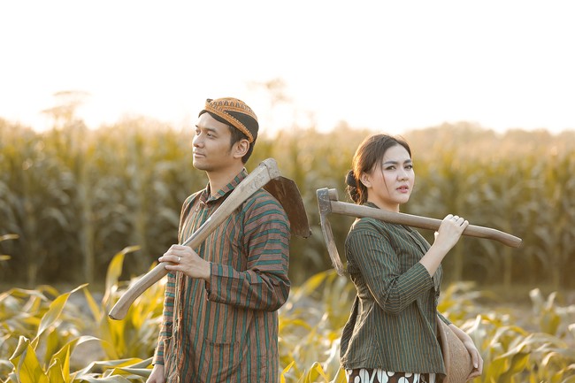 Bahkan ada momen di mana Vicky Shu membawa cangkul di tengah persawahan saat foto prewedding. Foto: Dok. Instagram @aldiphoto