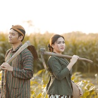 Bahkan ada momen di mana Vicky Shu membawa cangkul di tengah persawahan saat foto prewedding. Foto: Dok. Instagram @aldiphoto