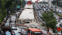 Kemacetan para tampak terjadi di area pembangunan Flyover Pancoran.