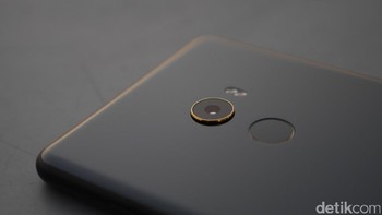 Pengguna harus memutar ponsel 180 derajat saat akan selfie dengan kamera depan. Foto: detikINET/Anggoro Suryo Jati