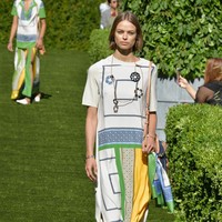 A model walks the runway during the Tory Burch Spring Summer 2018 Fashion Show at Cooper Hewitt, Smithsonian Design Museum on September 8, 2017 in New York City.  (Photo by Slaven Vlasic/Getty Images for Tory Burch)
