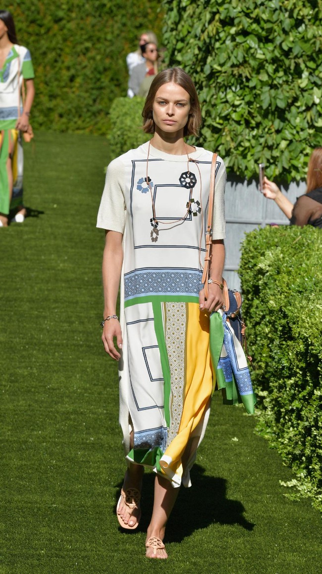 A model walks the runway during the Tory Burch Spring Summer 2018 Fashion Show at Cooper Hewitt, Smithsonian Design Museum on September 8, 2017 in New York City.  (Photo by Slaven Vlasic/Getty Images for Tory Burch)
