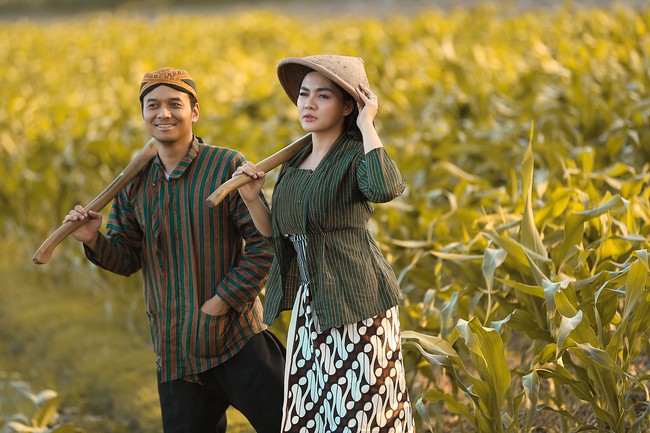Lihat topi kerucut anyaman yang dibawa Vicky Shu untuk memberikan sentuhan tempo dulu walaupu baju keduanya sudah membuat kesan kuno ketika foto prewedding. Foto: Dok. Instagram @aldiphoto