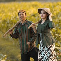 Lihat topi kerucut anyaman yang dibawa Vicky Shu untuk memberikan sentuhan tempo dulu walaupu baju keduanya sudah membuat kesan kuno ketika foto prewedding. Foto: Dok. Instagram @aldiphoto