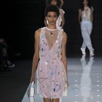 Mini-dress bersiluet feminin juga ikut mendominasi koleksi ini. (Foto: dok. Vogue)