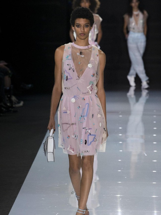 Mini-dress bersiluet feminin juga ikut mendominasi koleksi ini. (Foto: dok. Vogue)