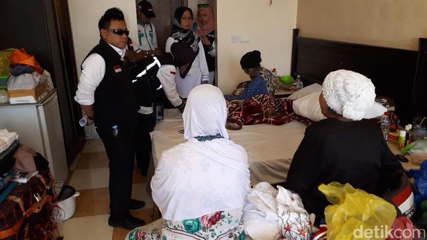 Salah satu jemaah yang mengalami gejala keracunan dikunjungi tim Panitia Penyelenggara Ibadah Haji (PPIH) Daker Madinah