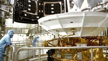 Sejatinya, Cassini diluncurkan 15 Oktober 1997. Wahana ini menempuh perjalanan sekitar 7,8 miliar kilometer dan masuk ke orbit Saturnus pada 1 Juli 2004. Foto: NASA/JPL/Space Science Institute