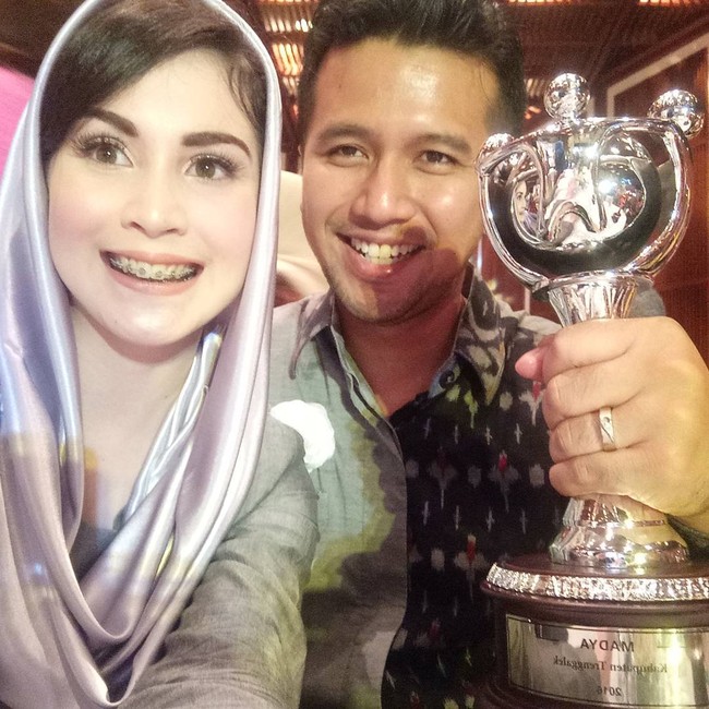 Kali ini, Arumi Bachsin tampil cantik mengenakan kerudung satin warna silver. Nuansa cerah lebih sering mewarnai penampilan wanita yang bermain dalam film Pocong Jumat Kliwon itu. Foto: Dok. Instagram @arumi_arumi_94