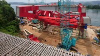 Pembangunannya telah mencapai 78%, dan targetnya akan rampung pada September 2018, lebih cepat dari rencana semula di 2019. Jembatan Holtekamp akan memangkas waktu tempuh dari Kota Jayapura ke Muara Tami maupun Pos Lintas Batas Negara (PLBN) Skouw dari 2,5 jam saat ini, menjadi 60 menit. (Dok. Kementerian PUPR)