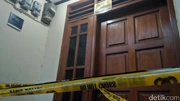 Kontrakan pelaku pembunuhan pedagang bakso di Tangerang dipasangi garis polisi.