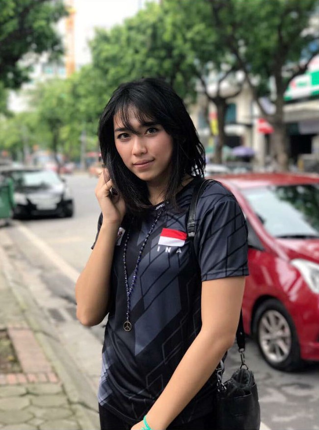 Gadis cantik bertubuh tinggi 180 cm ini bernama Yolla Yuliana. Ia bergabung di klub Jakarta Elektrik PLN dan menjuarai proliga 2016. Foto: Instagram