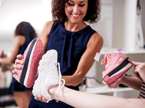 Cek alas sepatu kamu.