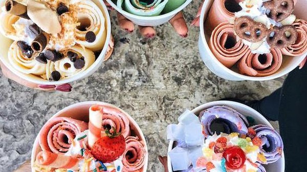 Yummy! Manis Dingin Bergulung Rolled Ice Cream Buat Penawar Haus