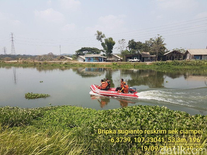Tepergok, Maling Nekat Nyebur ke Saluran Irigasi Kalimalang