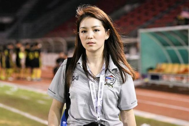 Wanita berusia 32 tahun ini diangkat menjadi manajer wanita pertama oleh Federasi Sepak Bola Thailand sejak 2016. Foto: Dok. Instagram, Istimewa