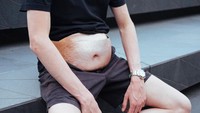 Ketika dipakai, tas ini seperti tonjolan perut yang keluar dari kaos atau baju. (Foto: thedadbag.com) 