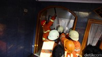 Petugas pemadam menyemprot api yang membakar rumah warga.