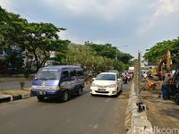 Saat musim hujan tiba Pasteur selalu menjadi salah satu titik langganan banjir di Kota Bandung.