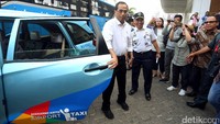 Menhub tiba di pusat perbelanjaan Bekasi sekitar pukul 08.24 WIB, Selasa (19/9/2017). Menhub naik taksi bernopol B 1267 KUA bersama Kepala BPTJ Bambang Prihantono.