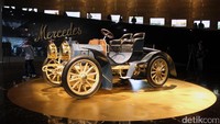 Salah satu yang paling tua adalah mobil buatan tahun 1892, yang saat itu hanya diproduksi 12 unit. Salah satu pembeli pertamanya adalah Sultan Maroko. Mobil lain yang dipamerkan di area ini adalah Bercedes Benz 500 SL yang dipakai juga oleh Lady Diana, juga Mercedes Benz G-Class dengan desain khusus untuk Sri Paus.